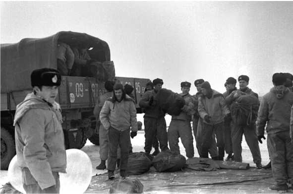 Иллюстрация к книге — Морские дьяволы. Из жизни водолазов-разведчиков Балтийского флота ВМФ [image80.jpg]