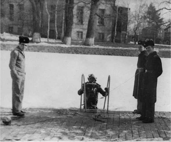 Иллюстрация к книге — Морские дьяволы. Из жизни водолазов-разведчиков Балтийского флота ВМФ [image88.jpg]