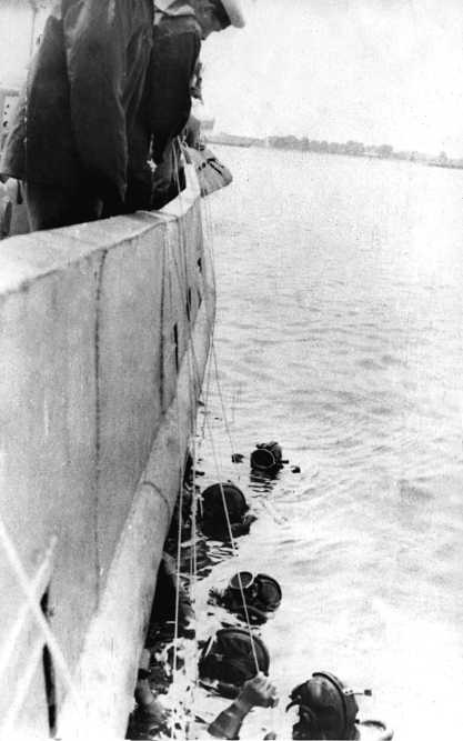 Иллюстрация к книге — Морские дьяволы. Из жизни водолазов-разведчиков Балтийского флота ВМФ [image96.jpg]