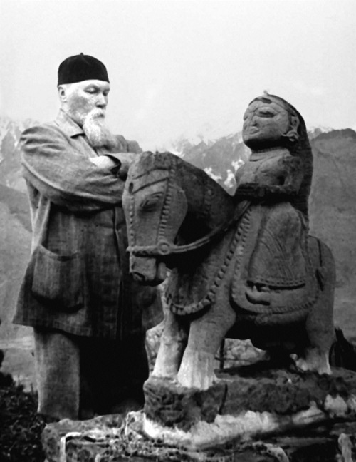 Иллюстрация к книге — Меч Гессар-хана и другие сказания [i_013.jpg]