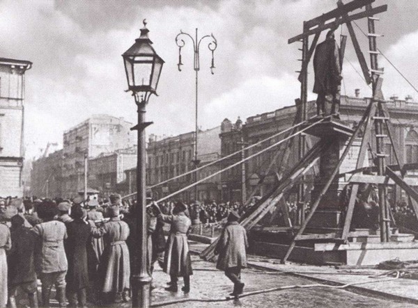 Иллюстрация к книге — Василий Шульгин. Судьба русского националиста [i_034.jpg]