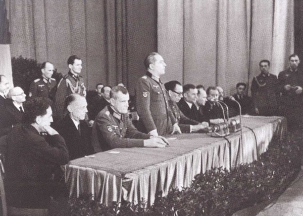 Иллюстрация к книге — Василий Шульгин. Судьба русского националиста [i_061.jpg]