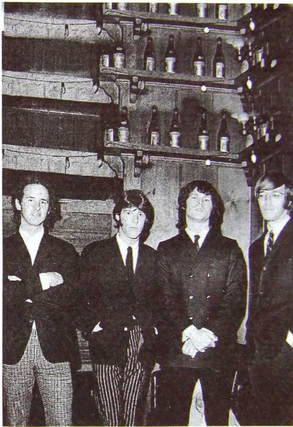 Иллюстрация к книге — Шаман. Скандальная биография Джима Моррисона [i_023.jpg]