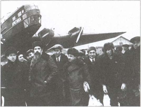 Иллюстрация к книге — Мехлис. Тень вождя [i_025.jpg]