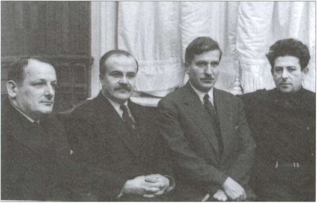 Иллюстрация к книге — Мехлис. Тень вождя [i_032.jpg]