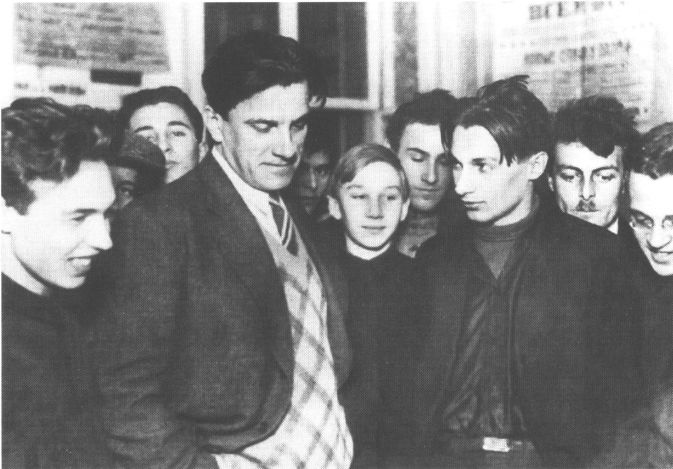 Иллюстрация к книге — Маяковский. Самоубийство [i_041.jpg]