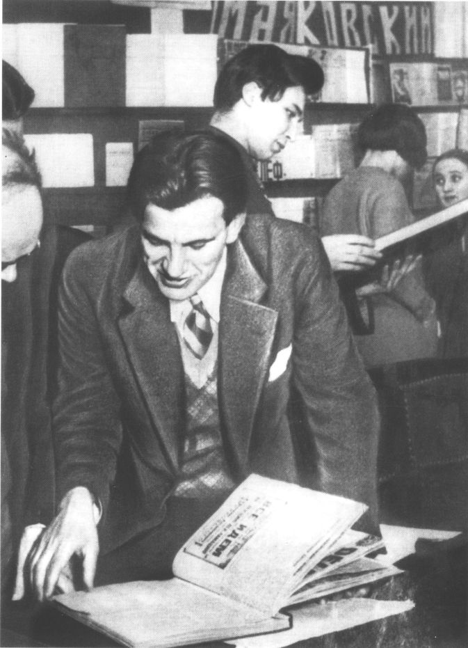 Иллюстрация к книге — Маяковский. Самоубийство [i_042.jpg]