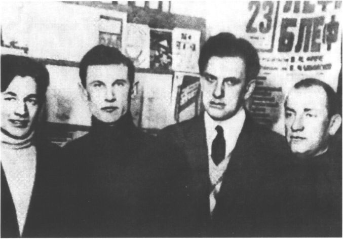 Иллюстрация к книге — Маяковский. Самоубийство [i_043.jpg]