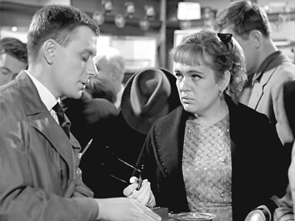 Иллюстрация к книге — Галина Волчек. В зеркале нелепом и трагическом [_031.jpg]