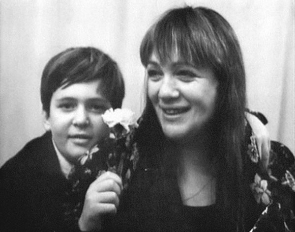 Иллюстрация к книге — Галина Волчек. В зеркале нелепом и трагическом [_043.jpg]