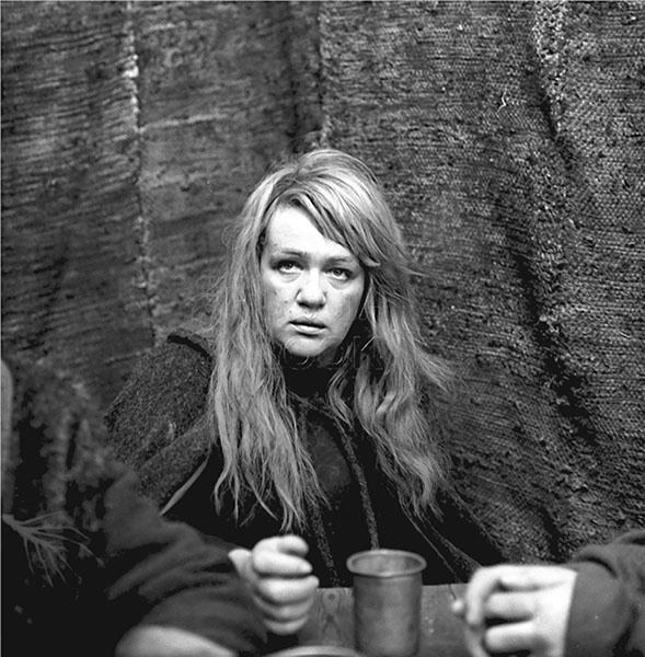 Иллюстрация к книге — Галина Волчек. В зеркале нелепом и трагическом [_067.jpg]