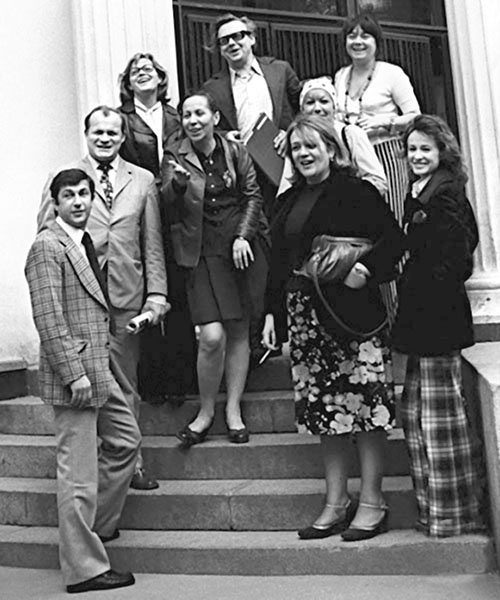 Иллюстрация к книге — Галина Волчек. В зеркале нелепом и трагическом [_073.jpg]