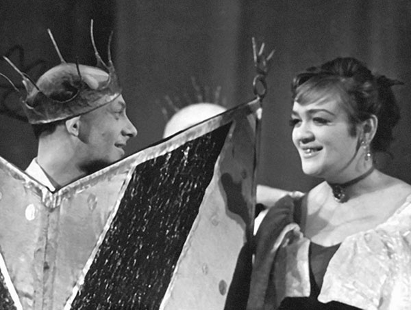 Иллюстрация к книге — Галина Волчек. В зеркале нелепом и трагическом [_097.jpg]