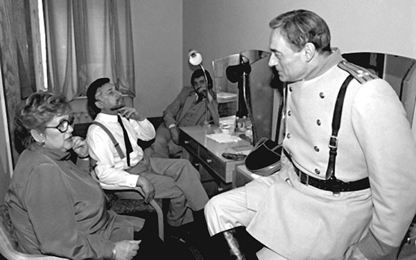 Иллюстрация к книге — Галина Волчек. В зеркале нелепом и трагическом [_139.jpg]