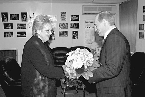 Иллюстрация к книге — Галина Волчек. В зеркале нелепом и трагическом [_163.jpg]