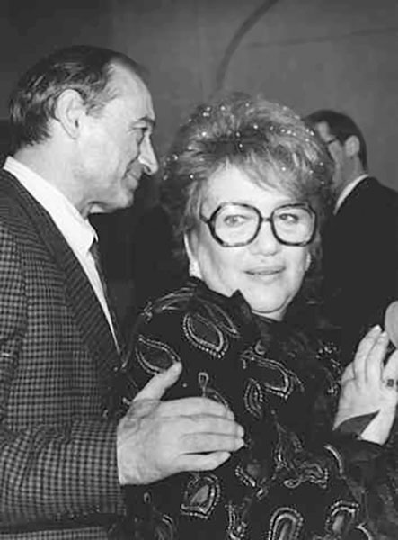 Иллюстрация к книге — Галина Волчек. В зеркале нелепом и трагическом [_175.jpg]