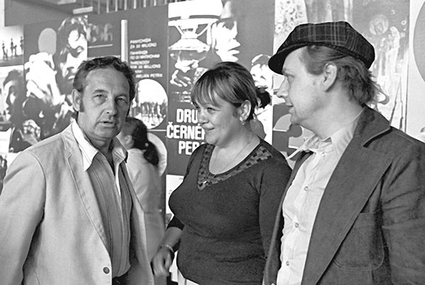 Иллюстрация к книге — Галина Волчек. В зеркале нелепом и трагическом [_181.jpg]