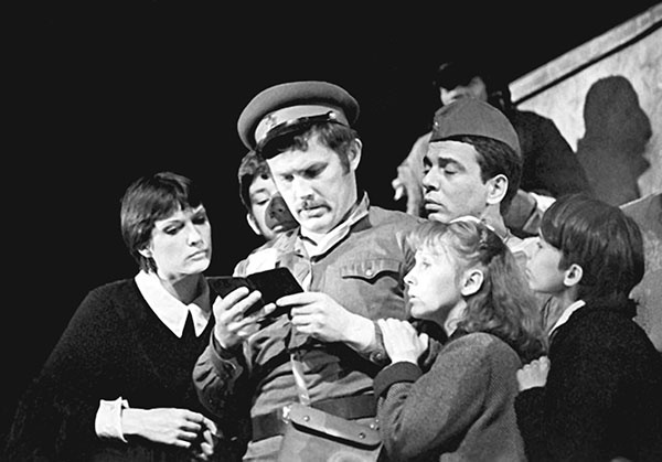 Иллюстрация к книге — Галина Волчек. В зеркале нелепом и трагическом [_205.jpg]