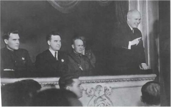 Иллюстрация к книге — Записки из чемодана. Тайные дневники первого председателя КГБ, найденные через 25 лет после его смерти [i_019.jpg]