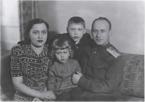 Иллюстрация к книге — Записки из чемодана. Тайные дневники первого председателя КГБ, найденные через 25 лет после его смерти [i_031.jpg]