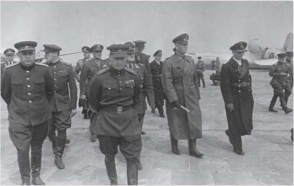 Иллюстрация к книге — Записки из чемодана. Тайные дневники первого председателя КГБ, найденные через 25 лет после его смерти [i_032.jpg]