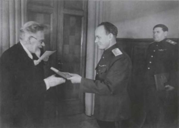 Иллюстрация к книге — Записки из чемодана. Тайные дневники первого председателя КГБ, найденные через 25 лет после его смерти [i_037.jpg]