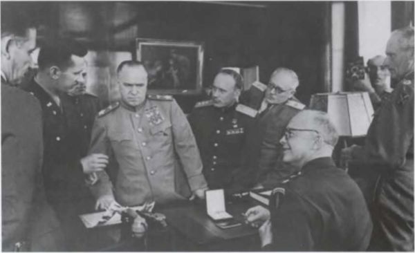 Иллюстрация к книге — Записки из чемодана. Тайные дневники первого председателя КГБ, найденные через 25 лет после его смерти [i_039.jpg]