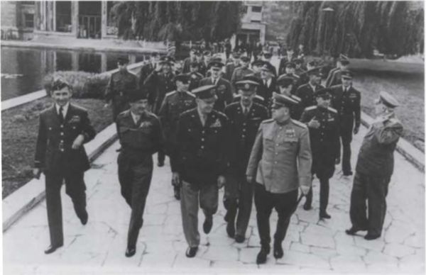 Иллюстрация к книге — Записки из чемодана. Тайные дневники первого председателя КГБ, найденные через 25 лет после его смерти [i_040.jpg]