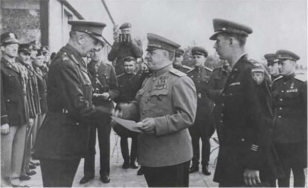 Иллюстрация к книге — Записки из чемодана. Тайные дневники первого председателя КГБ, найденные через 25 лет после его смерти [i_041.jpg]