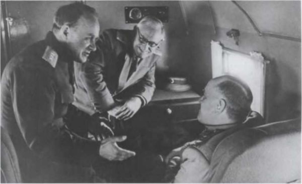 Иллюстрация к книге — Записки из чемодана. Тайные дневники первого председателя КГБ, найденные через 25 лет после его смерти [i_042.jpg]