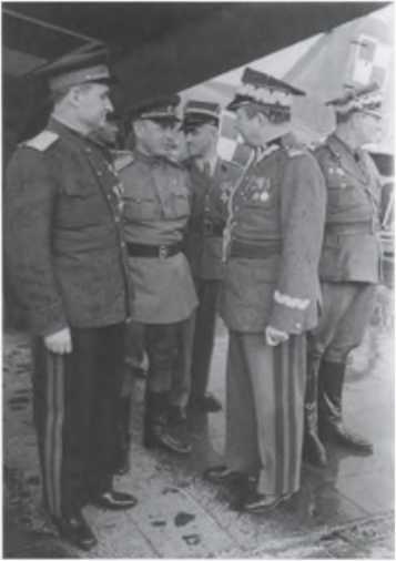 Иллюстрация к книге — Записки из чемодана. Тайные дневники первого председателя КГБ, найденные через 25 лет после его смерти [i_044.jpg]