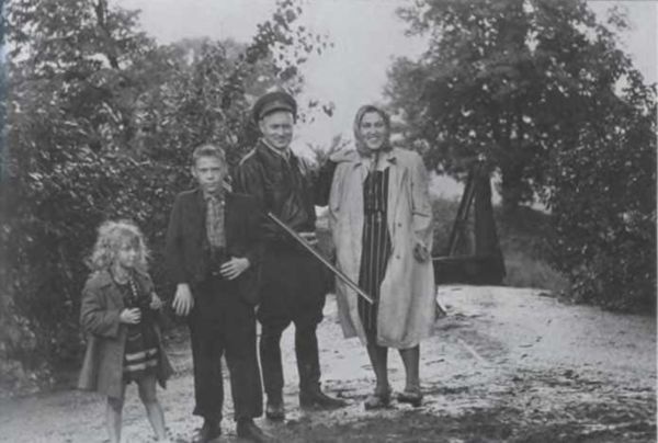 Иллюстрация к книге — Записки из чемодана. Тайные дневники первого председателя КГБ, найденные через 25 лет после его смерти [i_052.jpg]