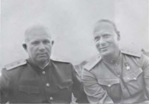 Иллюстрация к книге — Записки из чемодана. Тайные дневники первого председателя КГБ, найденные через 25 лет после его смерти [i_054.jpg]