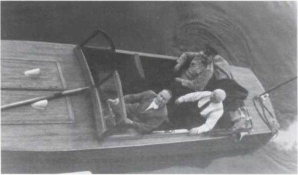 Иллюстрация к книге — Записки из чемодана. Тайные дневники первого председателя КГБ, найденные через 25 лет после его смерти [i_057.jpg]