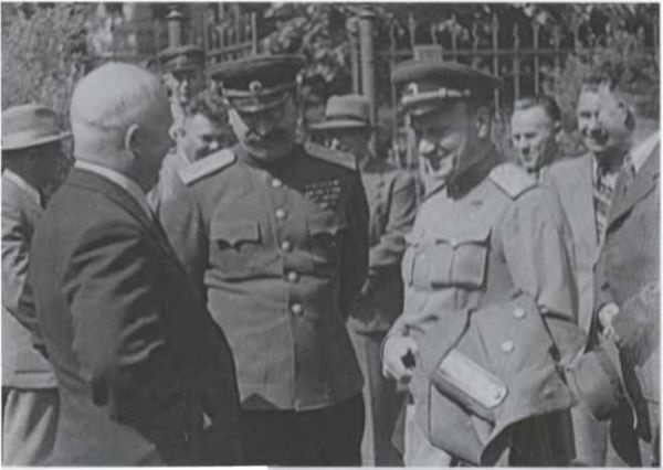 Иллюстрация к книге — Записки из чемодана. Тайные дневники первого председателя КГБ, найденные через 25 лет после его смерти [i_058.jpg]