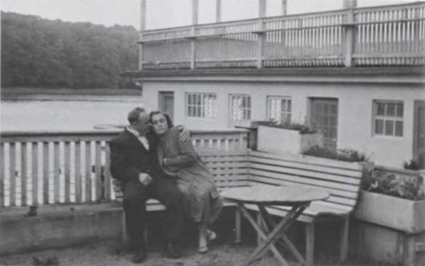 Иллюстрация к книге — Записки из чемодана. Тайные дневники первого председателя КГБ, найденные через 25 лет после его смерти [i_069.jpg]