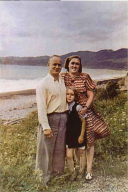 Иллюстрация к книге — Записки из чемодана. Тайные дневники первого председателя КГБ, найденные через 25 лет после его смерти [i_072.jpg]