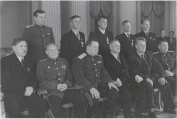 Иллюстрация к книге — Записки из чемодана. Тайные дневники первого председателя КГБ, найденные через 25 лет после его смерти [i_075.jpg]