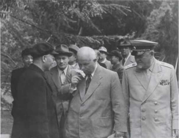 Иллюстрация к книге — Записки из чемодана. Тайные дневники первого председателя КГБ, найденные через 25 лет после его смерти [i_079.jpg]