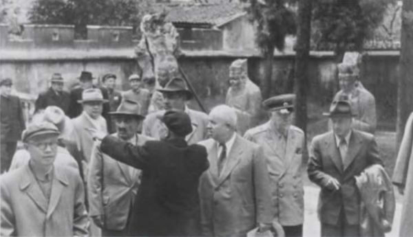 Иллюстрация к книге — Записки из чемодана. Тайные дневники первого председателя КГБ, найденные через 25 лет после его смерти [i_080.jpg]