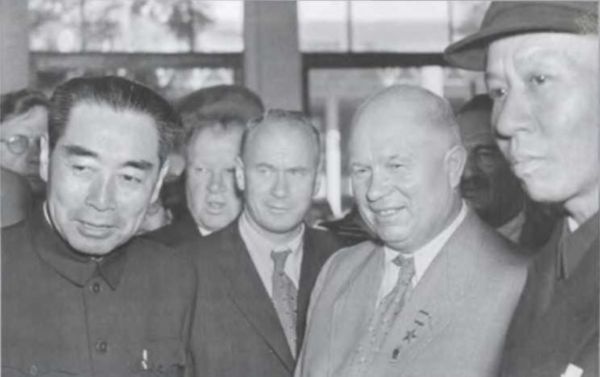 Иллюстрация к книге — Записки из чемодана. Тайные дневники первого председателя КГБ, найденные через 25 лет после его смерти [i_081.jpg]