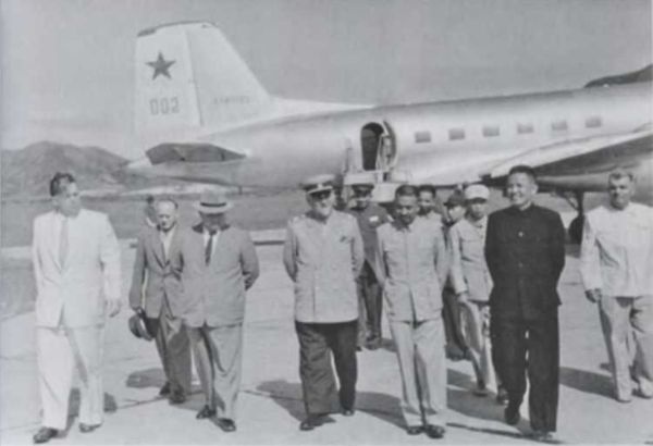 Иллюстрация к книге — Записки из чемодана. Тайные дневники первого председателя КГБ, найденные через 25 лет после его смерти [i_082.jpg]