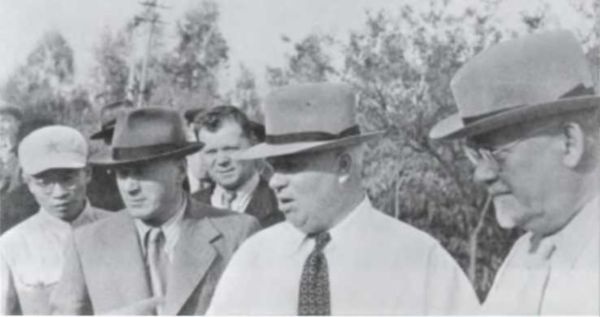 Иллюстрация к книге — Записки из чемодана. Тайные дневники первого председателя КГБ, найденные через 25 лет после его смерти [i_083.jpg]