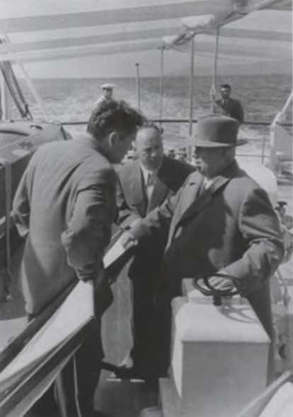 Иллюстрация к книге — Записки из чемодана. Тайные дневники первого председателя КГБ, найденные через 25 лет после его смерти [i_084.jpg]