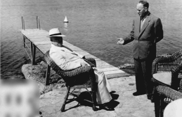 Иллюстрация к книге — Записки из чемодана. Тайные дневники первого председателя КГБ, найденные через 25 лет после его смерти [i_087.jpg]