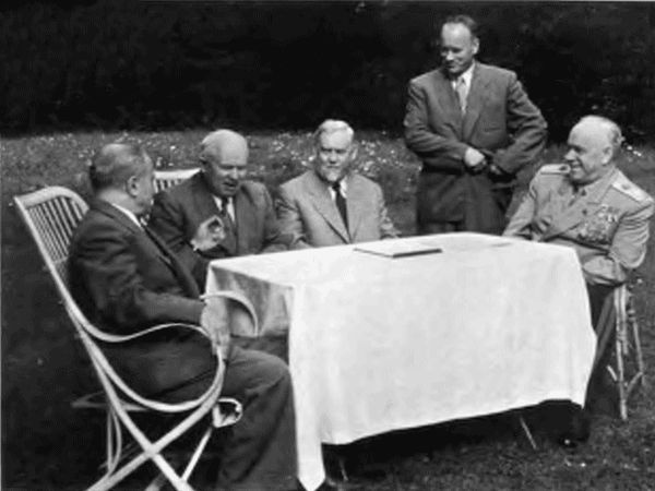 Иллюстрация к книге — Записки из чемодана. Тайные дневники первого председателя КГБ, найденные через 25 лет после его смерти [i_089.jpg]