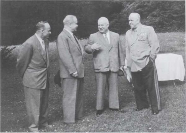 Иллюстрация к книге — Записки из чемодана. Тайные дневники первого председателя КГБ, найденные через 25 лет после его смерти [i_090.jpg]