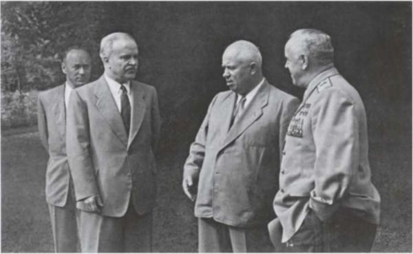 Иллюстрация к книге — Записки из чемодана. Тайные дневники первого председателя КГБ, найденные через 25 лет после его смерти [i_091.jpg]