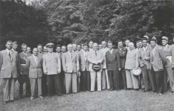 Иллюстрация к книге — Записки из чемодана. Тайные дневники первого председателя КГБ, найденные через 25 лет после его смерти [i_093.jpg]