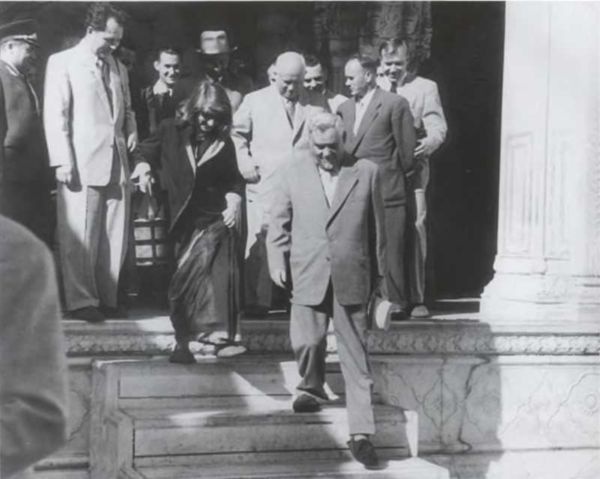 Иллюстрация к книге — Записки из чемодана. Тайные дневники первого председателя КГБ, найденные через 25 лет после его смерти [i_097.jpg]